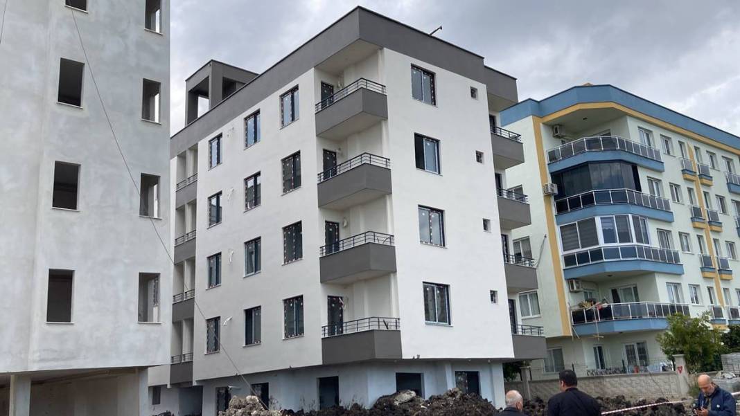 Sıfır bina yan yattı: İnşaatı yaparken zemini kontrol eden olmadı mı! Korkutan manzara 6